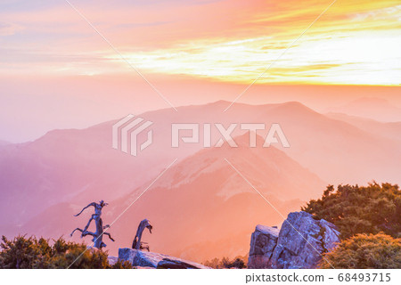 台灣高山湖泊-天使的眼淚 嘉明湖 向陽山日出 台灣高山湖泊-天使的眼淚 嘉明湖 向陽山日出 68493715