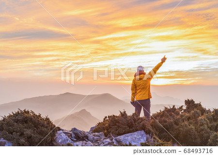 台灣高山湖泊-天使的眼淚 嘉明湖 向陽山日出 台灣高山湖泊-天使的眼淚 嘉明湖 向陽山日出 68493716
