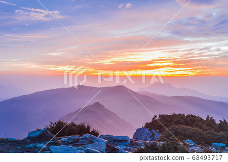 台灣高山湖泊-天使的眼淚 嘉明湖 向陽山日出 台灣高山湖泊-天使的眼淚 嘉明湖 向陽山日出 68493717