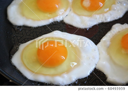 Fried egg (fertilized egg) Fried egg (fertilized egg) 68493939