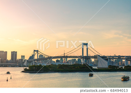 Evening view of Tokyo Rainbow Bridge and Bay Area 68494013