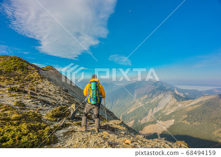 台灣高山湖泊-天使的眼淚 嘉明湖 登山步道 台灣高山湖泊-天使的眼淚 嘉明湖 登山步道 68494159