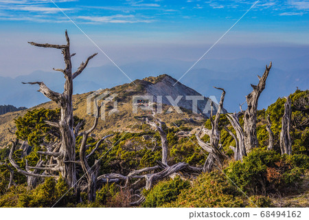 台灣高山湖泊-天使的眼淚 嘉明湖 登山步道 台灣高山湖泊-天使的眼淚 嘉明湖 登山步道 68494162