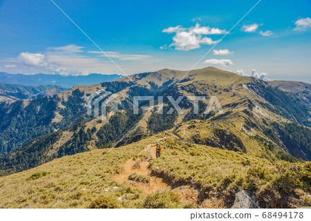 台灣高山湖泊-天使的眼淚 嘉明湖登山步道 台灣高山湖泊-天使的眼淚 嘉明湖登山步道 68494178