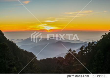 Taiwan Baiyue-Yushan Paiyun Villa Sunset and Dongpu Valley 68494310