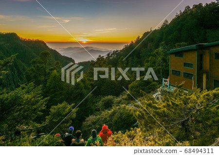 台灣百岳-玉山排雲山莊日落與東埔溪谷 68494311