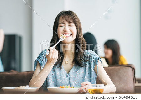 在一家餐館吃飯的女人 68494613