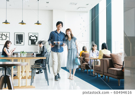 Men and women walking in the cafe 68494616