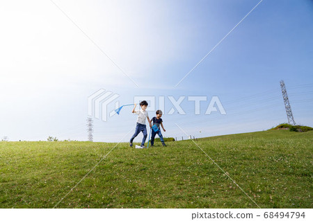 一個帶著昆蟲網跑的男孩 68494794