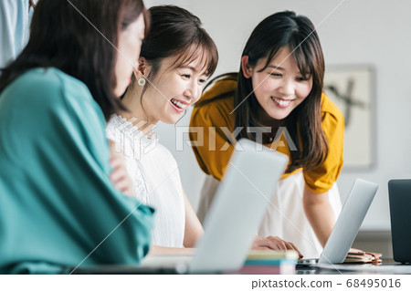 Female staff having a meeting Female staff having a meeting 68495016