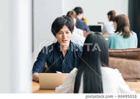 時尚的辦公室工作現場 68495018