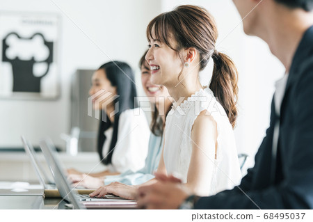 Meeting staff 68495037