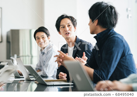 Meeting staff 68495040