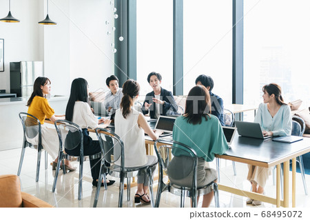 Staff meeting in a fashionable office Staff meeting in a fashionable office 68495072