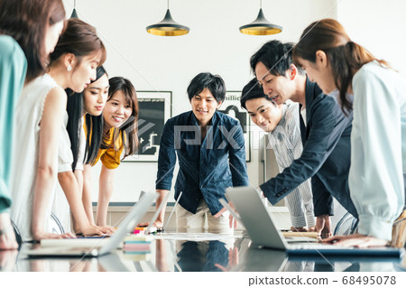 Male and female staff having a meeting in the office Male and female staff having a meeting in the office 68495078