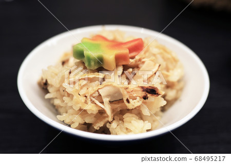 Rice with matsutake mushrooms 68495217