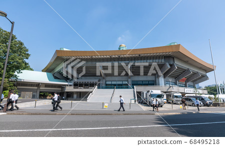 日本的東京城市景觀我想看看日本武道館，在那裡，死者的國家追悼會在電暈之劍上舉行= 8月15日 68495218