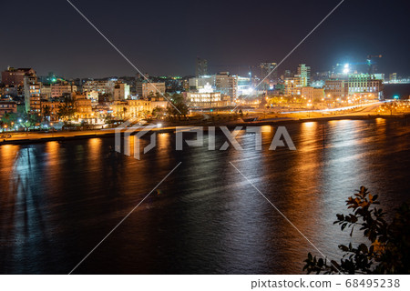 從古巴卡巴尼亞堡壘哈瓦那市容的夜景 68495238