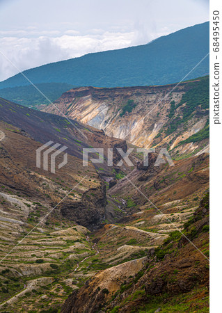 Zao pot with cloudy sky 68495450