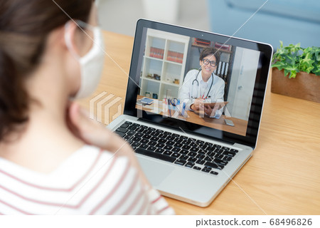 Online medical treatment A young woman who consults a doctor on the Internet Online medical treatment A young woman who consults a doctor on the Internet 68496826
