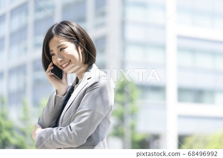 打電話與智能手機的女商人 打電話與智能手機的女商人 68496992