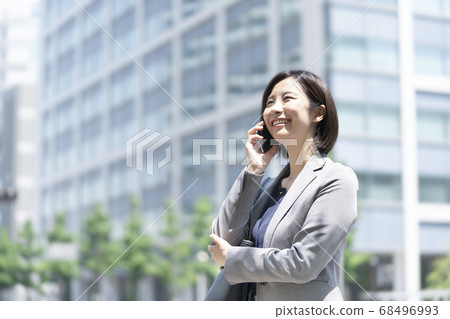 打電話與智能手機的女商人 68496993