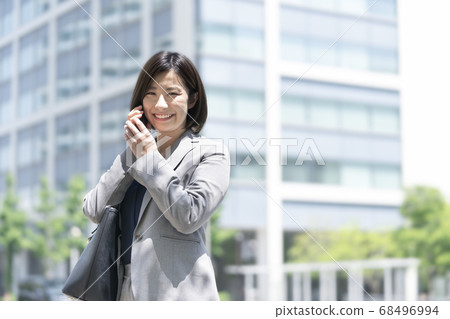 打電話與智能手機的女商人 打電話與智能手機的女商人 68496994