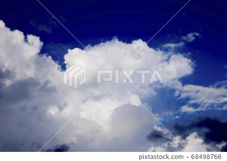 夏日的天空,雲彩和彩虹 夏日的天空,雲彩和彩虹 68498766