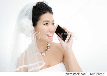 Woman in wedding dress 68499254