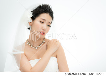 Woman in wedding dress 68500270