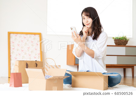 一名年輕女子試圖向Mercari在線購物出售衣服 一名年輕女子試圖向Mercari在線購物出售衣服 68500526