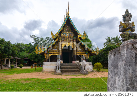 Wat buddha-en or wat Phuttha Eoen,A beautiful old temple in the middle of the valley in Mae Chaem District, Chiang Mai Province. Northern Thailand Wat buddha-en or wat Phuttha Eoen,A beautiful old temple in the middle of the valley in Mae Chaem District, Chiang Mai Province. Northern Thailand 68501375