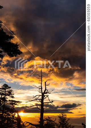 The sun rises The sun rises 68503059