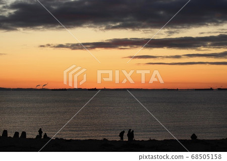 People waiting for the first sunrise of the Suzuka River estuary People waiting for the first sunrise of the Suzuka River estuary 68505158