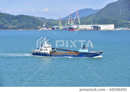 Scenery of sailing ships and shipyards 68506892