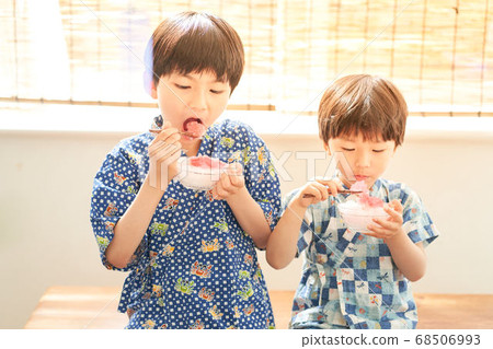 男孩吃刨冰 68506993