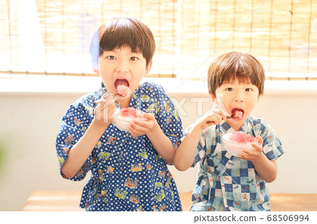 男孩吃刨冰 68506994