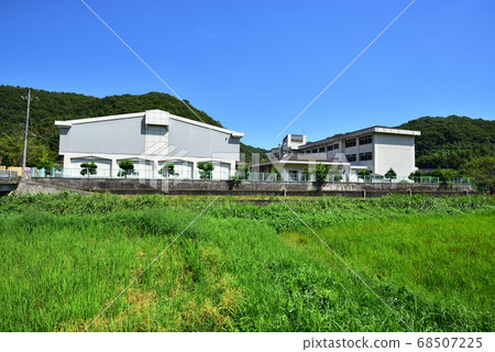 [封閉學校]岡山縣岡山市北區西前岡山市福屋小學初夏景觀 68507225