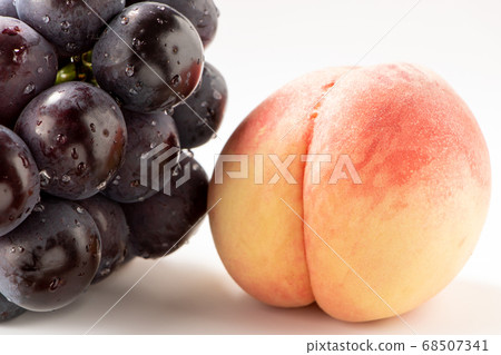 Peach and grape (seedless pione). Peach and grape (seedless pione). 68507341