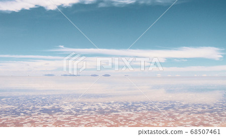 Endless landscapes with reflection like mirror of sky in Salar de Uyuni, Bolivia Endless landscapes with reflection like mirror of sky in Salar de Uyuni, Bolivia 68507461
