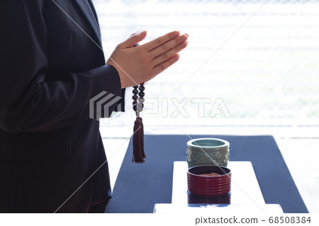 一個女人在燃燒的香爐前的哀悼中 68508384