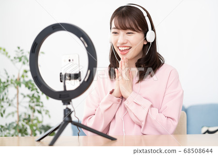 YouTuber, a young woman who delivers live with a smile YouTuber, a young woman who delivers live with a smile 68508644