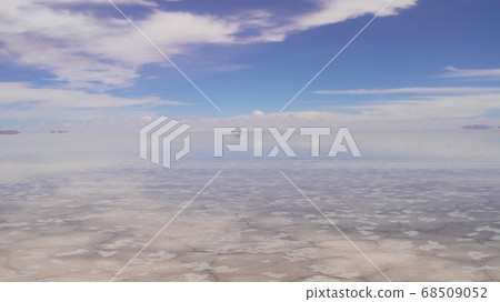 Vehicle tours for salt flats in Salar de Uyuni desert in Bolivia 68509052