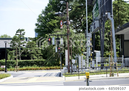 Red traffic light in front of the Shuto Expressway entrance 68509107