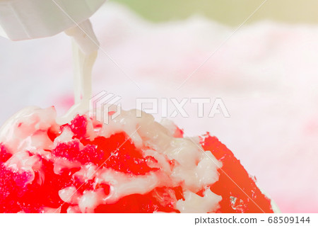 Shaved ice that is wearing milk, popular to eat in Shaved ice that is wearing milk, popular to eat in 68509144