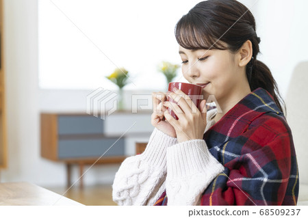 有一個杯子的一位小姐 68509237