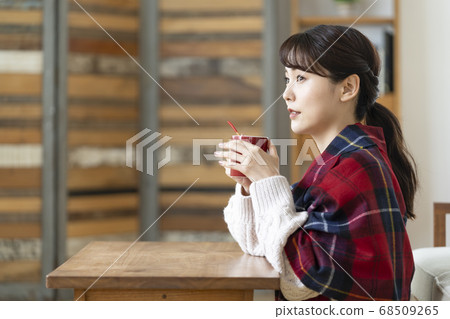 有一個杯子的一位小姐 68509265