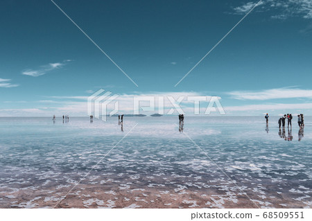 People silhouette and reflections in the Salar de Uyuni, Bolivia People silhouette and reflections in the Salar de Uyuni, Bolivia 68509551