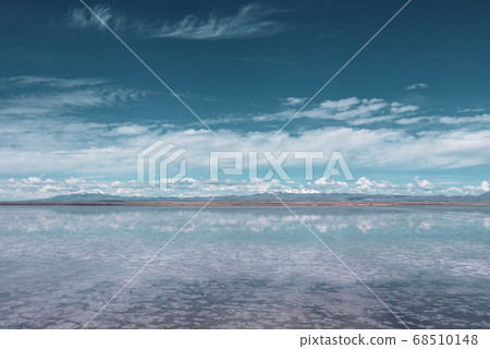 Endless landscapes with reflection like mirror of sky in Salar de Uyuni, Bolivia 68510148