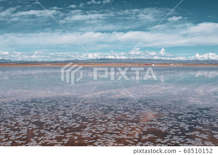 Endless landscapes with reflection like mirror of sky in Salar de Uyuni, Bolivia 68510152